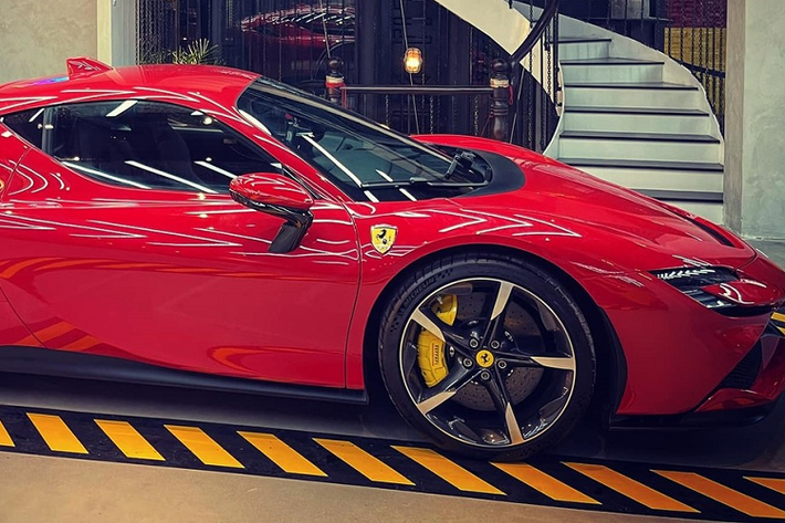 Cả hai chiếc Ferrari SF90 Stradale cập bến dải đất hình chữ S này đều sẽ định cư ở trong Nam. Đây là mẫu siêu xe cực hot trên thế giới và không ít đại các nước châu Á phải chờ nửa năm để có xe đầu tiên. Nhưng hiện tại, Việt Nam đã có đến hai chiếc Ferrari SF90 Stradale khiến không ít người nể độ chịu chơi của các nhà giàu tại dải đất hình chữ S này. Cả hai siêu xe Ferrari SF90 Stradale về Việt Nam đều có màu sơn đỏ nhưng trang bị đi kèm lại không giống nhau.