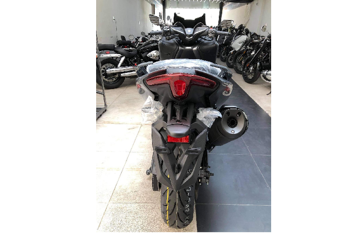 Điều thú vị là Yamaha đã dành rất nhiều thời gian nghiên cứu để tối ưu hóa hộp số tự động CVT và cung cấp sức mạnh tối đa tới bánh sau cho TMax 560. Thiết kế dây curoa kiểu mới cung cấp khả năng truyền tải tăng lên. Toàn bộ tỉ số truyền và tính năng của hộp số tự động cũng được thay đổi mang lại sự tương đồng với cấp số cao hơn ở một dải tua nhất định. Yamaha làm điều này để tạo cảm giác mượt mà và thoải mái ở mọi dải tốc độ cho TMax mới. Một số chi tiết thay đổi cũng góp phần ảnh hưởng đến khả năng tăng tốc của TMax 560.