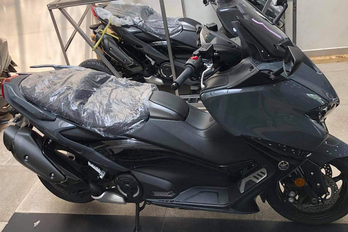 Hệ thống treo cũng có thay đổi trong để phù hợp với việc tăng công suất và mô-men xoắn từ động cơ. Nhìn vào TMax 560, chúng ta cũng có thể thấy rõ chiếc xe đã có kiểu dáng được tái thiết kế lại. Thương hiệu Nhật Bản nói rằng giờ đây việc lên xuống trên chiếc xe của họ dễ dàng hơn nhiều và phần sàn để chân được thiết kế đã thuận tiện hơn. Các điểm đáng chú ý khác là đèn báo rẽ đã tích hợp vào đầu đèn pha, cũng như màn hình hiển thị LCD tách rời.
