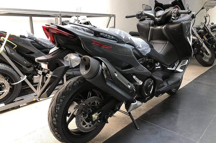 So với bản thường, điểm nổi bật của TMax 560 Tech Max là sở hữu công nghệ kết nối với điện thoại cho phép người lái xác định vị trí, khóa từ xa và xác định các thông tin về chiếc xe thông qua ứng dụng.