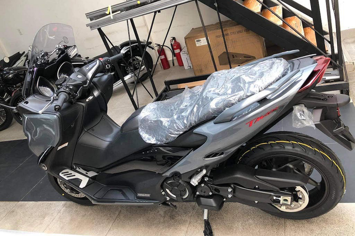 Ngoài ra TMax Tech Max còn có tính năng sưởi ấm tay lái, kính chắn điều khiển bằng điện. Trang bị công nghệ tiêu chuẩn trên xe có ABS, các chế độ lái và kiểm soát lực kéo. Với những trang bị như mô tô, TMax 560 cũng có trọng lượng lên tới 218kg.