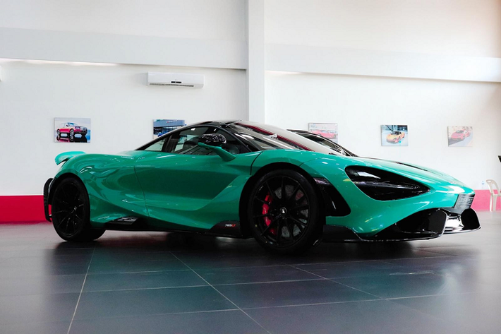 Dòng siêu xe McLaren 765LT bản giới hạn chỉ được sản xuất 765 chiếc trên toàn thế giới, nên đã được các nhà giàu nhanh chóng mua về để sở hữu. Trong đó, đất nước Lào cũng đã sở hữu xe McLaren 765LT do 1 công ty nhập khẩu tư nhân mang về nước nhưng hiện chưa tìm thấy chủ nhân.