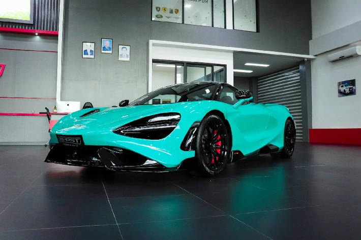 Đáng chú ý là một đại lý McLaren ở Đông Nam Á được công ty nhập khẩu xe ở Lào đặt hàng mua McLaren 765LT thay vì kiếm xe có sẵn ở thị trường nước ngoài. Được biết, chiếc xe McLaren 765LT độc nhất ở Lào có màu sơn xanh ngọc mang mã Tokyo Cyan.