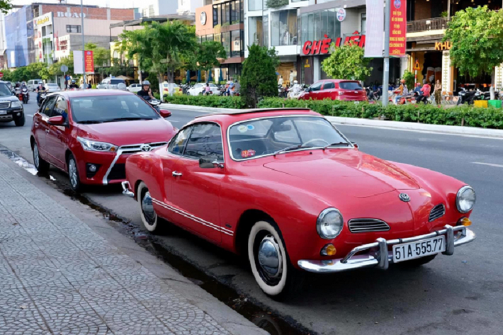 Theo tìm hiểu, chiếc Volkswagen Karmann Ghia hàng hiếm (Type 14) này đang được chủ nhân ở TP.HCM chào bán với mức giá “thách cưới” 4x.000 USD (hơn 900 triệu đồng). Ngoài ra, chủ xe còn nhận “giao lưu” đổi sang xe cơ bắp Mỹ cổ điển - Ford Mustang máy V8.