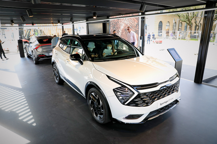 Kia Sportage 2022 mới phiên bản châu Âu sở hữu thiết kế giống như phiên bản toàn cầu nhưng có chiều dài cơ sở ngắn hơn 133 mm. Phiên bản được trưng bày tại Triển lãm ô tô quốc tế IAA là bản GT-Line với ngoại thất 2 tông màu trắng kết hợp với phần mái xe màu đen giúp làm nổi bật các đường nét thiết kế đặc biệt của chiếc crossover này.