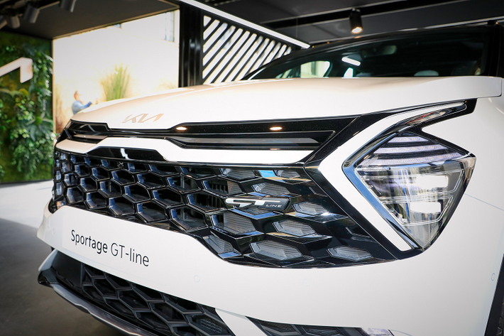 Di chuyển vào bên trong, nội thất của Sportage mới đậm chất thể thao với màn hình cảm ứng thông tin giải trí cong 12,3 inch. Phía sau vô-lăng là cụm đồng hồ kỹ thuật số 12,3 inch với màn hình cho đồ họa rõ nét.