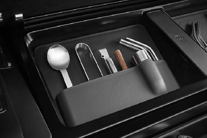 Ngoài Recreation Module cho Rolls-Royce Cullinan, hãng Rolls-Royce cũng bổ sung tính năng Hosting Service mới cho Cullinan, cung cấp các dụng cụ như ly thủy tinh cao cấp, thớt làm bằng gỗ óc chó hàng đầu và đồ dùng đề pha trà hay các loại đồ uống khác - đủ cho 8 người.