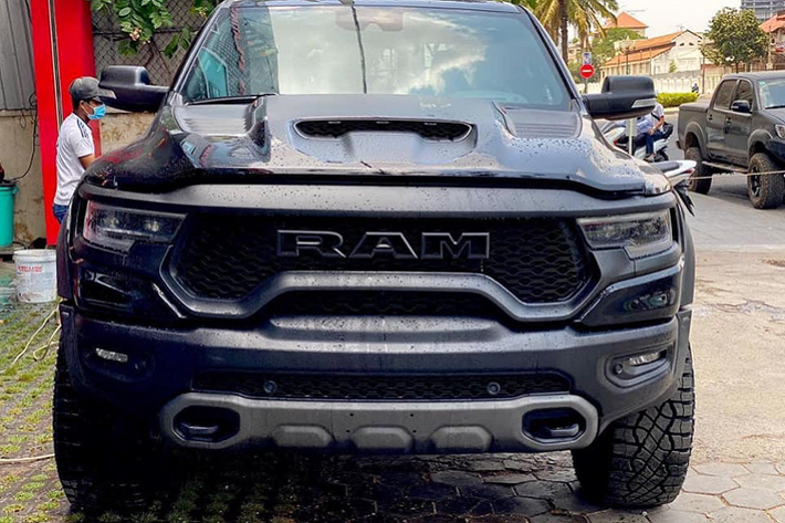 Giảm xóc chủ động này chính là món đồ chơi mà Ram trang bị cho 1500 TRX 2021, nhằm cạnh tranh, đối đầu với giảm xóc FOX Racing Shox Live-Valve mà hãng FOX đã cùng với Ford Performance hợp tác phát triển cho F-150 Raptor. Đây còn là một cuộc chơi giữa hai thương hiệu giảm xóc Bilstein và FOX Racing!