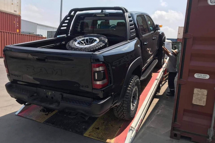 Trước đó đã có nhiều đơn vị nhập khẩu xe tư nhân ở Việt Nam chào hàng siêu bán tải Ram 1500 TRX 2021. Tuy nhiên đến nay chưa rõ đã có khách chịu hàng “chốt đơn” hay không. Lý do “cản trở” bán tải Ram 1500 TRX 2021 chính là thuế TTĐB đánh lên dung tích động cơ V8 6.2L siêu nạp khá lớn, chính vì thế mức giá sau thuế của Ram 1500 TRX 2021 sẽ cao hơn nhiều so với lựa chọn Ford F-150 Raptor dùng máy V6 3.5L Ecoboost.