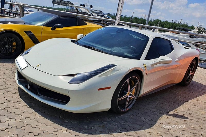Trước đây, Ferrari 458 Spider tại Việt Nam này từng thuộc sở hữu của một đại gia Hải Phòng nhưng hiện xe đã "định cư" tại Sài Gòn. Dù không có sắc đỏ rực rỡ như nhiều siêu xe khác nhưng chiếc 458 Spider này vẫn rất nổi bật và thu hút sự chú ý của mọi người xung quanh.