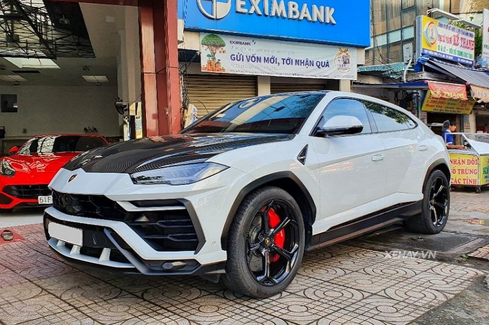 Trước đó, khi còn thuộc sở hữu của doanh nhân Phạm Trần Nhật Minh (Minh nhựa), chiếc siêu SUV Lamborghini Urus này đã được "làm đẹp" khá nhiều lần và theo nhiều cách khác nhau, tuy nhiên, sau khi về tay chủ mới, chiếc xe gần như trở lại nguyên bản ngoại trừ việc giữ lại phần nắp ca-pô bằng sợi carbon và cánh gió kép ở đuôi xe.