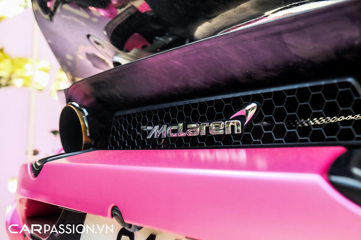 Cụ thể, chiều ngang của McLaren 720S sau khi được trang bị gói độ nói trên sẽ tăng thêm 30 mm ở vòm bánh trước và 65 mm ở bánh sau. Cản trước mới của xe có sự xuất hiện của hai hốc gió lớn, nối liền với líp trước to bản, nắp ca-pô phía trên có thiết kế tương đồng với chi tiết trên McLaren Senna, vòm bánh xe được bổ sung khe gió và phía trên mui xe còn được trang bị thêm một ống dẫn khí.
