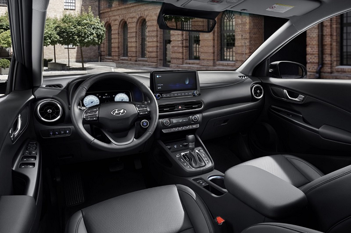 Phiên bản Limited được đánh giá cao nhất, mặc dù chưa phải biến thể cao cấp nhất của Hyundai Kona 2022. Bởi lẽ phiên bản này gần như đã sở hữu mọi tính năng và trang bị cần thiết, trong khi giá bán lại chưa phải đắt nhất. Một số trang bị tiêu chuẩn đáng chú ý trên bản Limited bao gồm cửa sổ trời, hệ thống điều hòa tự động, đèn sương mù, ghế bọc da và ghế lái chỉnh điện. Không chỉ vậy, Hyundai Kona Limited 2022 còn được trang bị khối động cơ tăng áp 4 xy-lanh 1.6L cùng kiểu dáng thiết kế khá giống với phiên bản hàng đầu Ultimate.