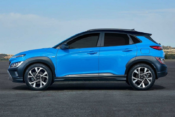 Đến với phiên bản 2022, Kona được Hyundai tân trang lại toàn bộ thiết kế ngoại thất và nội thất, với nhiều chi tiết được đánh giá là có mức độ ấn tượng cao hơn hẳn thế hệ tiền nhiệm. Thiết kế mâm xe, hệ thống đèn chiếu sáng, lưới tản nhiệt cùng các tấm chống trượt trước/sau đều được làm mới giúp cho kiểu dáng của Kona trở nên hiện đại hơn.