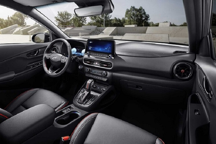 Như đã đề cập, Hyundai Kona 2022 sẽ có sẵn với 2 tùy chọn cấu hình động cơ, trong đó phiên bản SE và SEL sử dụng động cơ 4 xy-lanh 2.0L 147 mã lực kết hợp cùng hộp số tự động 6 cấp. Kết quả thử nghiệm cho thấy, phiên bản SEL với hệ dẫn động 4 bánh toàn thời gian mất khoảng 9.2 giây để đạt 100 km/h từ vị trí xuất phát. Trong khi đó, 2 phiên bản hàng đầu là Limited và Ultimate được trang bị động cơ tăng áp 4 xy-lanh 1.6L, đi kèm là hộp số tự động ly hợp kép 7 cấp cho ra công suất tối đa 175 mã lực. Khối động cơ tăng áp này cho phép Kona đạt vận tốc 100 km/h chỉ sau 6.6 giây đồng hồ