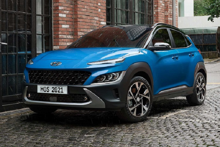 Hyundai Kona 2022 mới là một mẫu SUV cỡ nhỏ tuyệt vời pha trộn giữa kiểu dáng thiết kế táo bạo, tính thực dụng và khả năng vận hành ưu việt trong môi trường đô thị. Sức mạnh của Kona đến từ 2 cấu hình động cơ, bao gồm: động cơ 4 xy-lanh 2.0L và động cơ tăng áp 4 xy-lanh 1.6L đều mang đến khả năng vận hành đáng tin cậy.