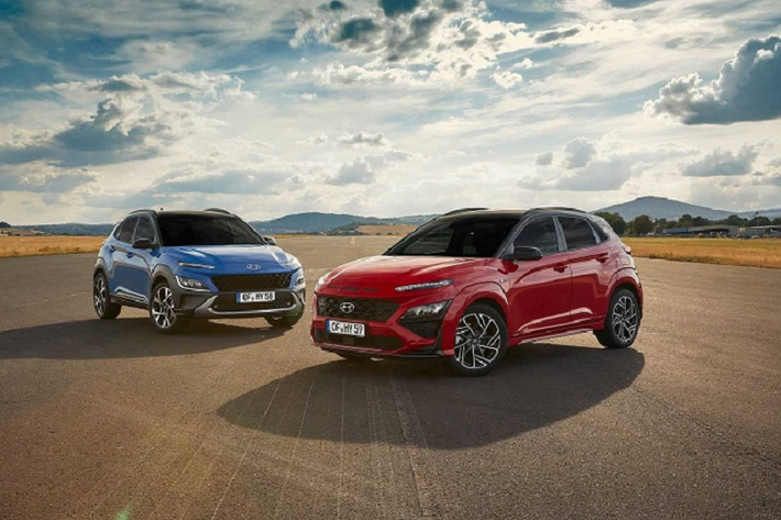 Hyundai Kona 2022 mang đến khả năng xử lý linh hoạt, nhanh nhẹn và cảm giác lái thú vị một cách đáng ngạc nhiên. Hệ thống treo sẽ giảm thiểu tối đa va chạm trên đường, đảm bảo cho hành khách một khoang cabin êm ái và thoải mái nhất. Tuy nhiên, hệ thống lái lại không được đánh giá cao, mặc dù tạo cảm giác nặng nề nhưng lại kém ổn định, đòi hỏi người lái phải tập trung khi di chuyển trên đường cao tốc.