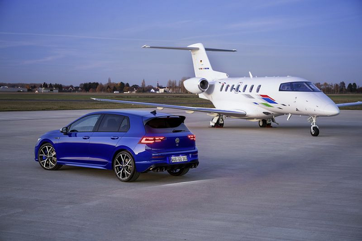 Mức giá xe Volkswagen Golf R 2021 hiệu năng cao và ngày ra mắt chưa được công bố, nhưng chắc chắn phiên bản này mạnh mẽ hơn sẽ được đặt tên là Golf R “Plus”, xe được cho rằng sẽ ra mắt vào cuối năm nay.