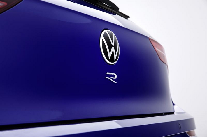 Về mặt hiệu suất, Volkswagen Golf R bản 328 mã lực chắc chắn sẽ nhanh hơn so với Golf R hiện tại (tăng tốc từ 0 - 100 km/h trong 4,7 giây), tốc độ tối đa cũng có thể nhỉnh hơn một chút mức 250 km/h.
