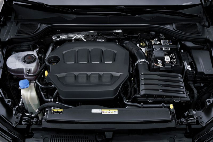 Khả năng cao Volkswagen Golf R bản 328 mã lực sẽ được cung cấp với hai tùy chọn hộp số ở Bắc Mỹ (nếu xe được ra mắt ở thị trường này), đó là hộp số sàn sáu cấp và ly hợp kép bảy cấp.