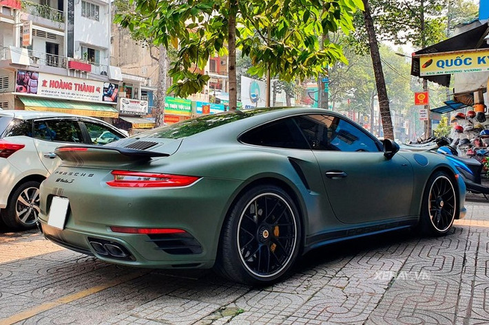 Porsche 911 Turbo S chính hãng tại Việt Nam sở hữu kích thước DxRxC lần lượt là 4.528 x 1.852 x 1.284 mm, trục cơ sở dài 2.450 mm