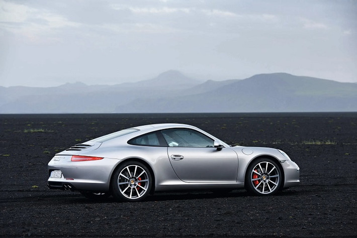 Ngoài ra, mui xe Porsche 911 Carrera S thế hệ thứ 8 cũng nhận sự cải tiến nhằm giúp cho tính khí động học tốt hơn. Vòng ra phía đuôi xe, Porsche 911 Carrera S 2020 có dải đèn phanh LED lấy cảm hứng từ Mission E, cản sau thiết kế lại và ống xả riêng biệt. Chưa hết, kích thước của Porsche 911 Carrera S 2020 còn có chiều rộng tăng 45 mm.
