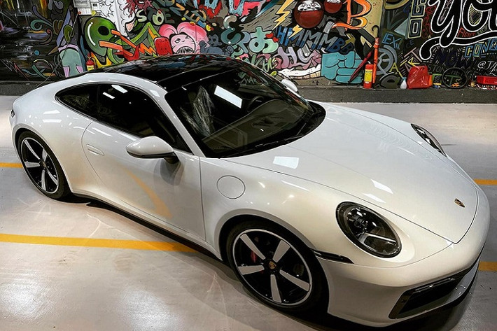 Chiếc siêu xe Porsche 911 Carrera S đời mới này sở hữu ngoại thất sơn màu trắng và mâm 5 chấu đơn to bản. Trước Porsche 911, người bán lan đột biến ở Hóc Môn cùng anh em của mình đã mua không ít siêu xe và SUV hạng sang như McLaren 720S, 1 chiếc Porsche 911 Carrera S có lý lịch từng qua tay Cường Đô la hay bộ đôi Lamborghini Huracan LP610-4 mang màu xám và cam.
