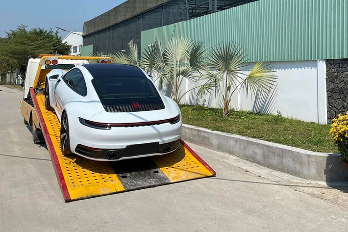 Động cơ của Porsche 911 Carrera S 2020 sẽ đi kèm hộp số sàn 7 cấp là trang bị tiêu chuẩn. Khách hàng cũng có thể yêu cầu tùy chọn hộp số tự động ly hợp kép 8 cấp và hệ dẫn động 4 bánh. Điểm thú vị trên Porsche 911 thế hệ thứ 8 chính là việc được tích hợp thêm một chế độ lái mới mang tên “Wet Mode” nhận dạng mặt đường ướt sau đó tính toán cho hệ thống điều khiển ổn định thân xe.