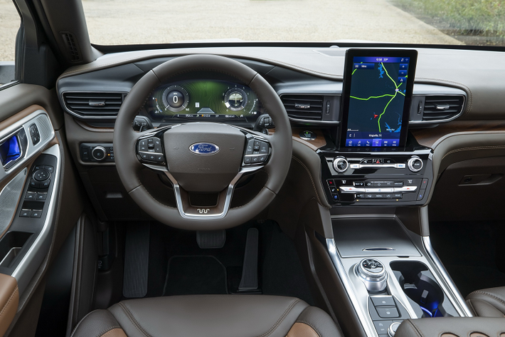 Ford Explorer King Ranch 2021 được trang bị gói an toàn Co-Pilot360 Assist + gồm các công nghệ kiểm soát hành trình thích ứng với tính năng Stop&Go, hỗ trợ giữ làn, hệ thống đánh lái chủ động, nhận diện biển báo giao thông, hệ thống dẫn đường điều khiển bằng giọng nói...