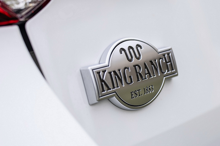 Ford Explorer King Ranch sử dụng động cơ tăng áp EcoBoost V6 3.0L, sản sinh công suất 365 mã lực và mô-men xoắn 515 Nm. Xe đi kèm hộp số tự động 10 cấp và hệ dẫn động cầu sau (hoặc dẫn động 4 bánh).