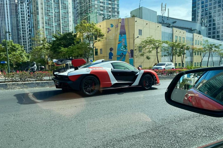Bơm sức mạnh cho siêu phẩm McLaren Senna là khối động cơ xăng V8, tăng áp kép, dung tích 4.0 lít sản sinh công suất tối đa lên đến 789 mã lực và mô-men xoắn cực đại 800 Nm.