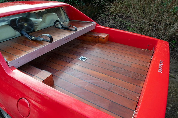 Thực tế đúng là có một chiếc bán tải Ferrari 412 đời 1985 tồn tại, và thậm chí nó còn đang được chào bán đấu giá với giá dự kiến khoảng 20.000 – 27.000 USD (khoảng trên 600 triệu đồng). Nó là một chiếc Ferrari 412 1985 mà đã được biến đổi thành một chiếc bán tải hồi năm 2014 để phục vụ một chương trình truyền hình Ultimate Wheels. Dù bạn có cảm xúc ra sao về chiếc xe, nó đúng thật nổi bật khỏi đám đông vì là chiếc bán tải Ferrari duy nhất trên thế giới.
