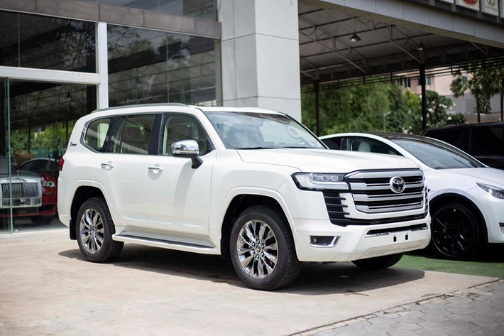 Cơn sốt chơi xe SUV Toyota Land Cruiser 2022 mới không chỉ đang nóng ở Việt Nam mà còn lan tỏa trên thế giới, thậm chí, hãng Toyota đã yêu cầu các khách hàng của mình cam kết không bán lại xe trong một khoảng thời gian nhất định để tránh các đại lý làm giá hay rơi vào các phần tử khủng bố khiến hãng này đau đầu trong nhiều năm qua.