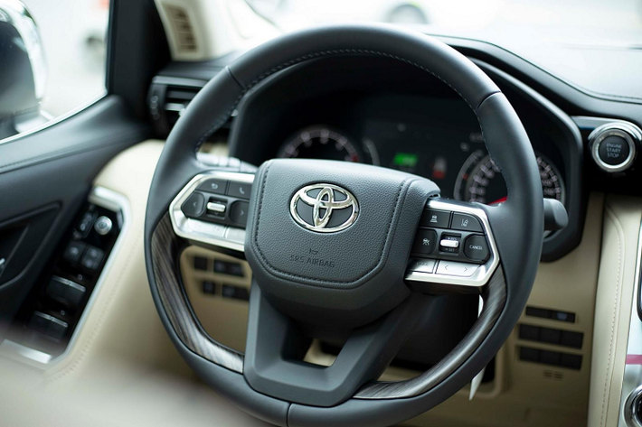 Giống với bản tiêu chuẩn, dòng xe Toyota Land Cruiser thế hệ mới phiên bản "70th Anniversary" cũng được trang bị khối động cơ máy xăng V6, dung tích 3.5 lít, tăng áp kép, đồng hành cùng với đó là hộp số tự động 10 cấp hoàn toàn mới cho công suất tối đa 409 mã lực và mô-men xoắn cực đại 650 Nm. Xe được trang bị hộp số tự động 10 cấp hoàn toàn mới.