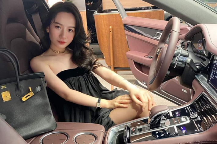 Theo đó, một chiếc giá xe Porsche Panamera 2021 nhập khẩu chính hãng lăn bánh không dưới 8 tỷ đồng. Xe sử dụng động cơ V6 dung tích 2.9 L tăng áp kép, cho công suất 325 mã lực và 450 Nm lực mô men xoắn.