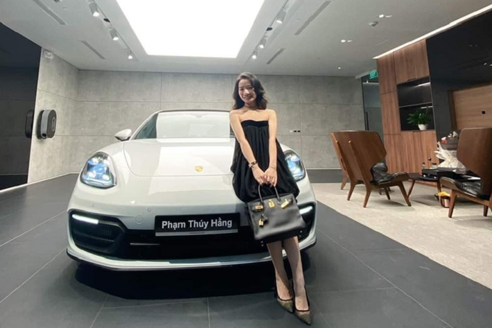 Trong thời gian học đại học, thiếu nữ khả ái này cũng từng có thời gian làm TTS Marketing tại một công ty thời trang và đầu tư chứng khoán.