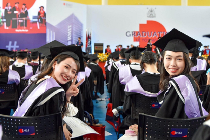 Đáp lại con gái cưng tài giỏi, bố mẹ của Hằng đã khiến nhiều người bất ngờ với món quà tốt nghiệp Porsche Panamera 8 tỷ đồng, giá trị khủng.
