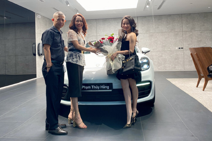 Ngay từ thời học phổ thông, Thuý Hằng đã tỏ ra là một cô nàng không những "rich kid" mà còn vô cùng có triển vọng, khi trở thành chủ nhân của giải nhất cuộc thi học sinh giỏi cấp tỉnh ở vùng đất học Nghệ An năm 2015. Trước khi một mình Nam tiến vào Sài Gòn học đại học, Thuý Hằng đã có một năm "gap year". Từ khi theo học tại RMIT, cô nàng cũng đã sở hữu xế hộp và tự lái xe đi học mỗi ngày.