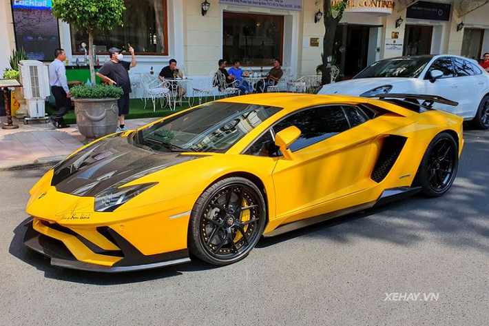 Được biết, tổng giá trị cho gói độ của siêu phẩm Aventador S này lên tới hơn 1 tỷ đồng. Xe thuộc sở hữu của doanh nhân ngành thẩm mỹ Hoàng Kim Khánh nên ở đầu xe và bên hông đều có chữ kí của anh.