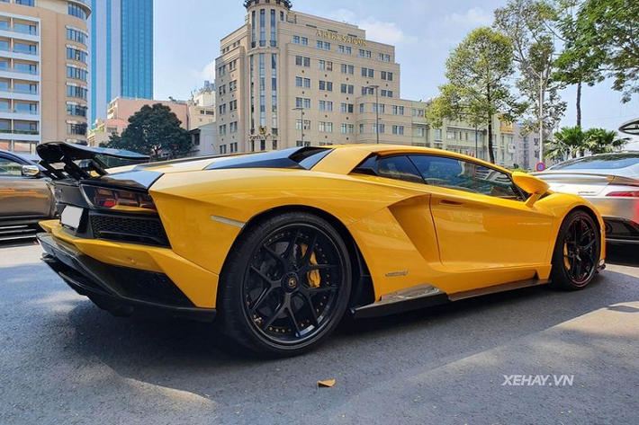 Lamborghini Aventador S được trang bị cụm đèn chiếu sáng dạng Full-Led với thiết kế hình chữ Y vuốt dài tạo cái nhìn thể thao và cá tính. Thiết kế xe gây ấn tượng với 2 hốc hút gió nhỏ 2 bên, nhiều chi tiết được chia sẻ từ đàn anh Aventador SuperVeloce. Giá xe Lamborghini Aventador S chính hãng khi về Việt Nam cao ngất, lên đến hơn 45 tỷ đồng.