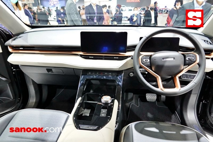 Bước vào bên trong Haval H6 Hybrid 2021, người lái được chào đón bằng không gian nội thất bọc da và rộng rãi nhờ chiều dài cơ sở lớn. Trong xe còn có một số chi tiết màu đồng như chấu vô lăng và mặt táp-lô.