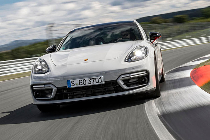Tiếp đến là Porsche Panamera GTS phiên bản mới với khối động cơ bi-turbo V8 tạo ra 473 mã lực và 620 Nm lực momen xoắn. Theo Porsche, mặc dù sử dụng bộ tăng áp, nhưng khối động cơ trên GTS đã được hiệu chỉnh để có khả năng hoạt động giống như động cơ hút khí tự nhiên thông thường.