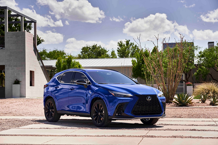 Giá xe Lexus NX 2022 chưa được công bố, nósẽ được đưa vào sản xuất từ quý III năm nay. Thông tin chi tiết về các phiên bản sẽ được công bố ở thời điểm phân phối chính thức. Tương tự các mẫu xe khác của Lexus, NX cũng sẽ có bản F Sport thể thao, bổ sung các chi tiết ngoại thất như mâm, cản va mới, nội thất 2 tone màu, ghế thể thao...
