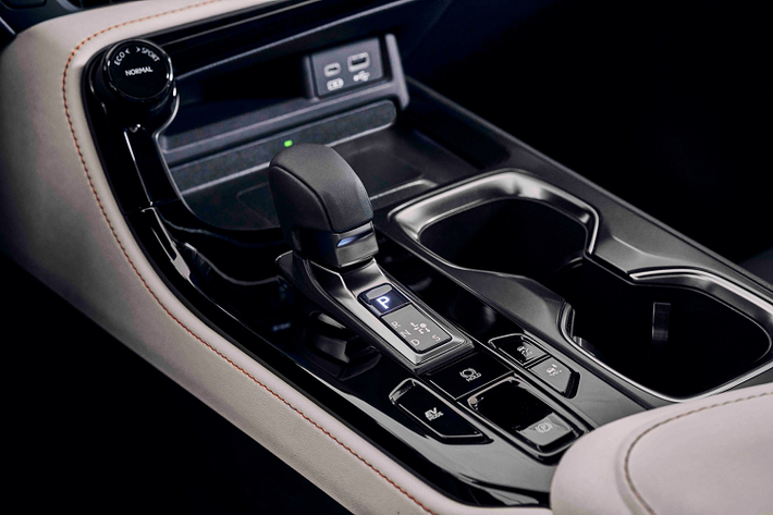 Bên dưới ca-pô, Lexus trang bị cho NX 250 động cơ 2.5L mạnh 203 mã lực, mô-men xoắn 249 Nm. Cao hơn là động cơ tăng áp 2.4L cho bản NX 350, sản sinh công suất 275 mã lực, mô-men xoắn 430 Nm. Hai tùy chọn động cơ này đi kèm hộp số tự động 8 cấp.
