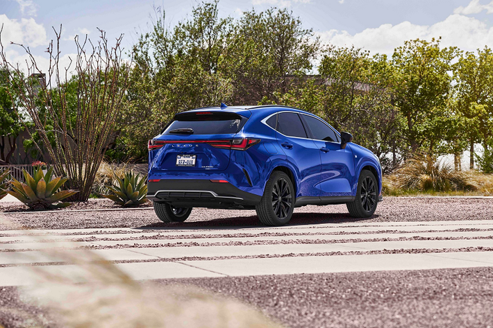 Lexus NX 2022 được xây dựng trên nền tảng TNGA-K với trọng tâm thấp hơn và cứng hơn nền tảng cũ. So với nền tảng của NX thế hệ đầu tiên, nền tảng mới giúp NX 2022 nhẹ hơn 91 kg.
