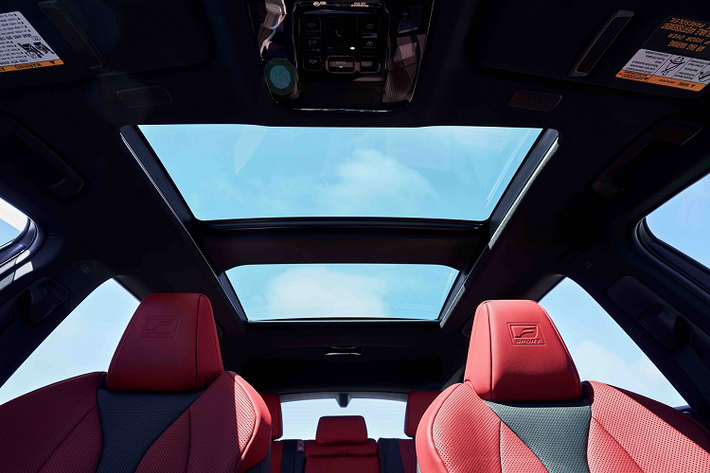 Bên cạnh đó, Lexus NX 2022 còn có bộ ghế sưởi là trang bị tiêu chuẩn, cửa sổ trời toàn cảnh, gương hậu kỹ thuật số, màn hình HUD 10 inch, sạc điện thoại không dây. Hệ thống đèn nền nội thất trên NX thế hệ mới có thể chiếu sáng theo 14 chủ đề như rừng mưa, thác nước hay hoàng hôn...