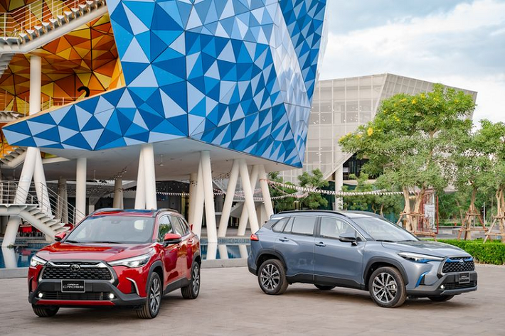 Về hệ thống treo, Toyota Corolla Cross được trang bị các thanh giằng MacPherson thông thường ở phía trước và một thanh xoắn ở phía sau.