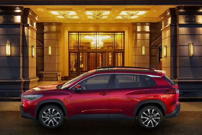 Toyota Corolla Cross có kích thước tổng thể DxRxC tương ứng 4.460 x 1.825 x 1.620 mm; chiều dài cơ sở 2.640 mm; khoảng sáng gầm xe 161 mm; bán kính quay đầu 5.2 m; trọng lượng không tải 1.410 kg; cấu hình 5 chỗ ngồi.