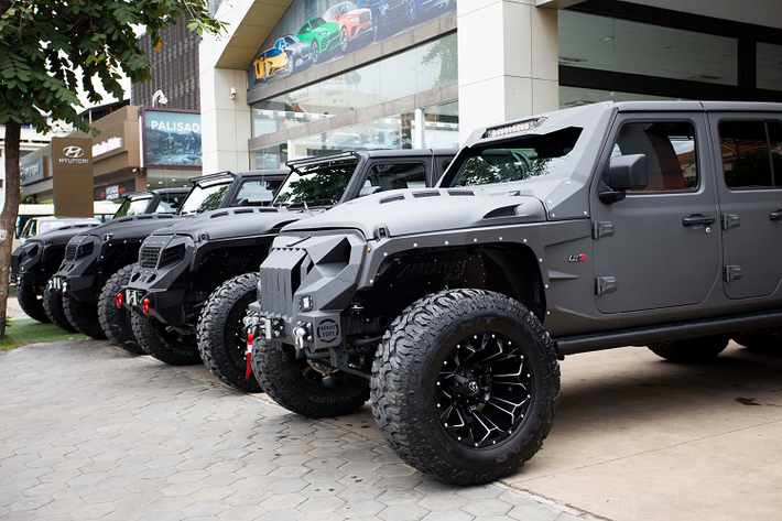 Đây là một phiên bản độ của công ty So Flo Jeeps có trụ sở tại Nam Florida. Những chiếc Apocalypse 6x6 độ 6 bánh này của công ty được phát triển dựa trên mẫu Jeep Gladiator.
