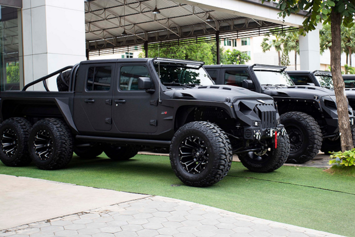 4 chiếc Apocalypse 6x6 hàng khủng vừa được một showroom tư nhân tại Campuchia đưa về. 4 chiếc được chia làm 2 phiên bản với lưới tản nhiệt và kiểu dáng đèn LED mui khác nhau.